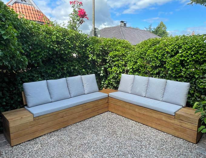 Elegante Holzbänke mit Kissen