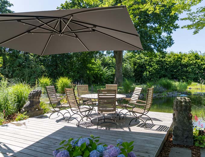 Holzterrasse am Schwimmteich