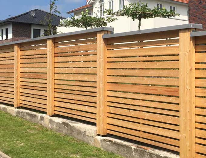 Moderner Sichtschutzzaun aus Holz