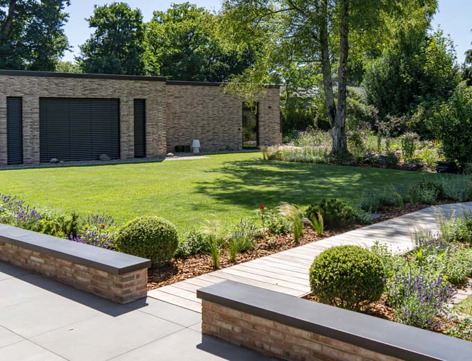 Pflaster und Gartenweg