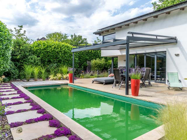 Großer Pool im Garten