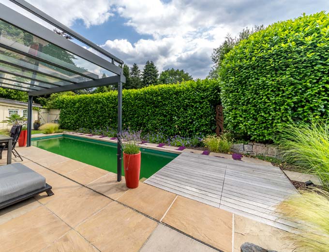 Terrasse und Poolrand