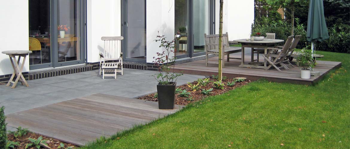 Terrasse gestaltet mit Stein und Holz