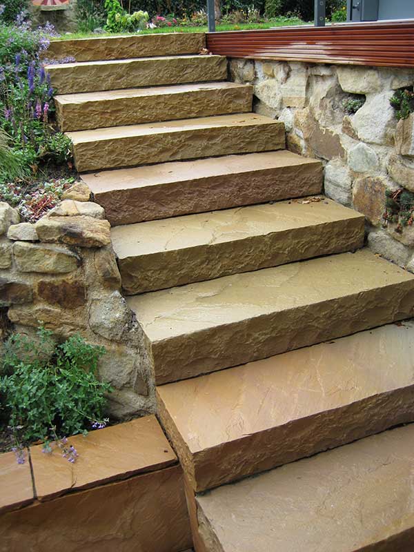 Steintreppe im Garten