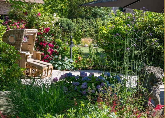 Terrasse und Naturpool im Garten