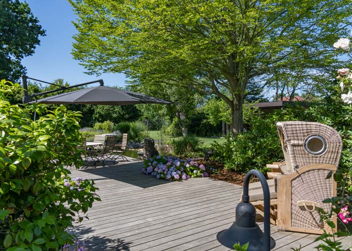 Gartenterrasse mit Holz gestaltet