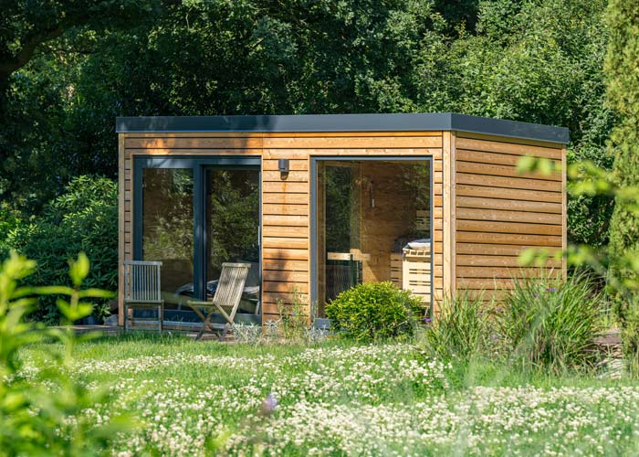Moderne Gartensauna mit Holzterrasse