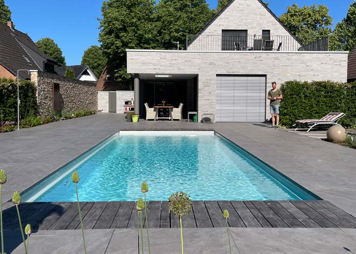 Pool im garten eines modernen Wohnhauses