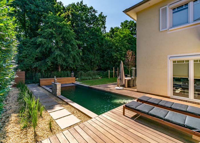 Terrasse und Naturpool im Garten