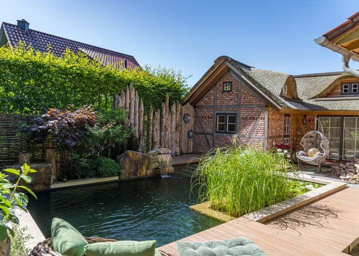 Naturpool mit Holzdeck