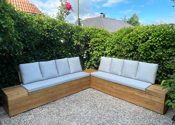 Sitzecke aus Holzbänken